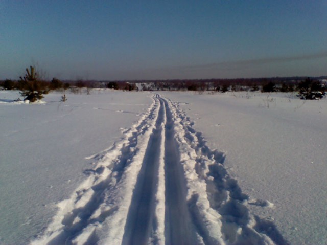 По лыжне идти сложно, потому как порой оступаешься и проваливается чуть ли не до колен :D