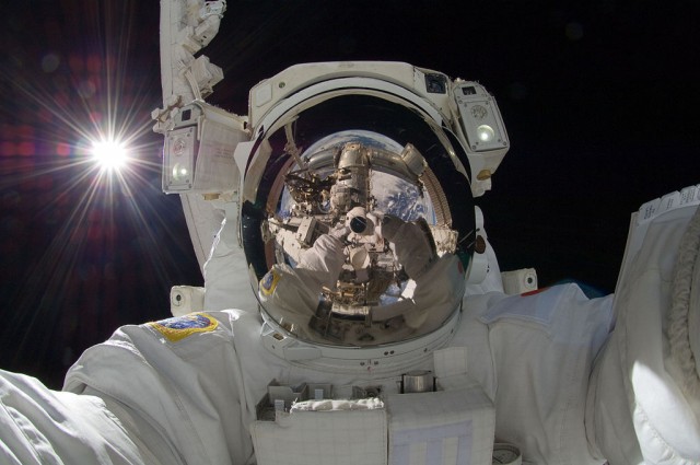 Селфи астронавта Акихико Хосидэ в открытом космосе