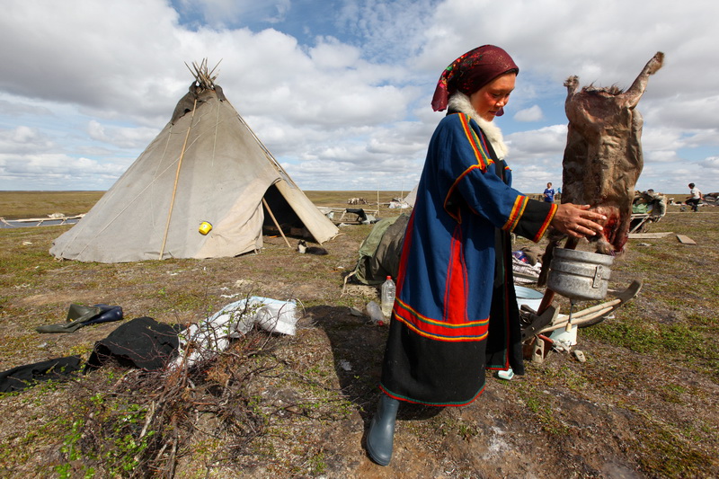 Люди и олени