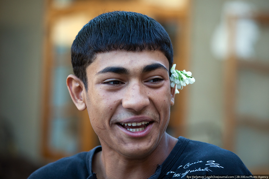 Таджик без уха. Узбекские парни. Таджики внешность. Мальчик узбек.
