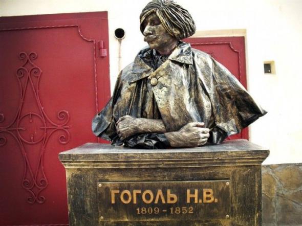 Выставка живых статуй в городе Евпатория