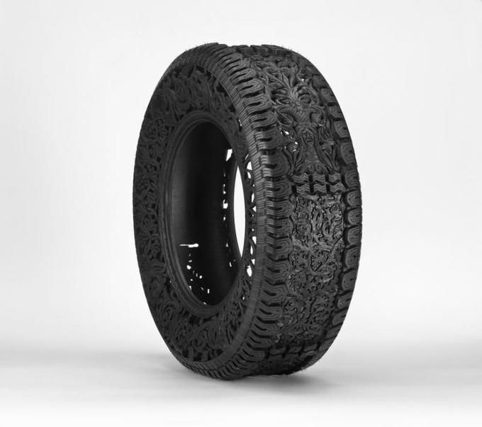 Необычный вид искусства - резьба по покрышкам