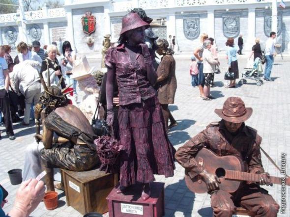 Выставка живых статуй в городе Евпатория