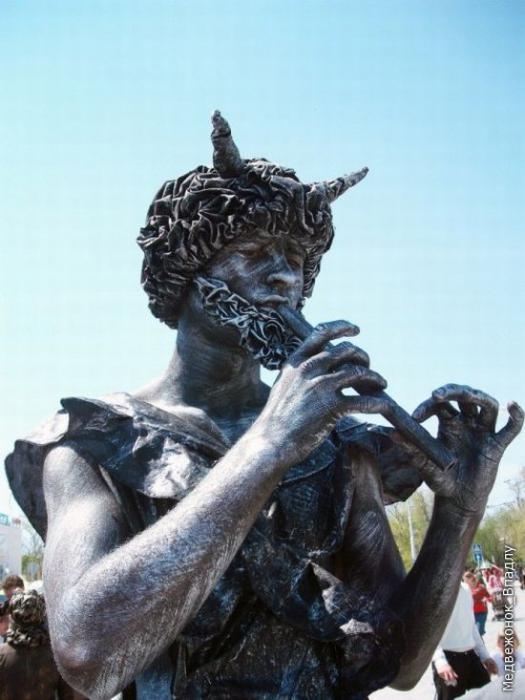 Выставка живых статуй в городе Евпатория